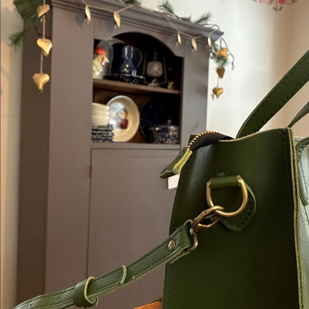 Portland Leather Lola zip tote in pine - Picture 5 of 13